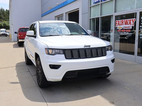 Used 2019 Jeep Grand Cherokee Altitude AWD/4WD image 2