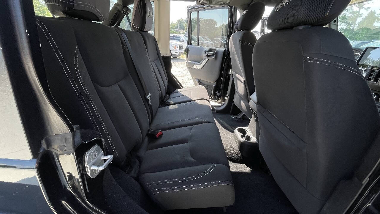 Used 2015 Jeep Wrangler Unlimited Rubicon w/ Connectivity Group AWD/4WD image 27