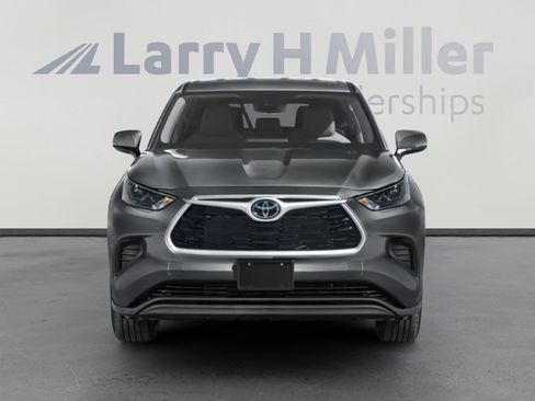 Used 2023 Toyota Highlander LE image 4