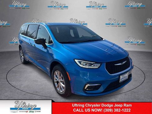 New 2026 Chrysler Pacifica Limited image 1