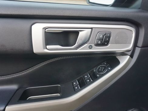 Used 2022 Ford Explorer Limited w/ Equipment Group 301A RWD image 4