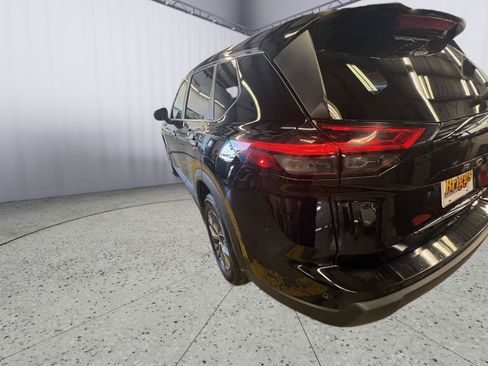 Used 2024 Nissan Rogue S AWD/4WD image 3