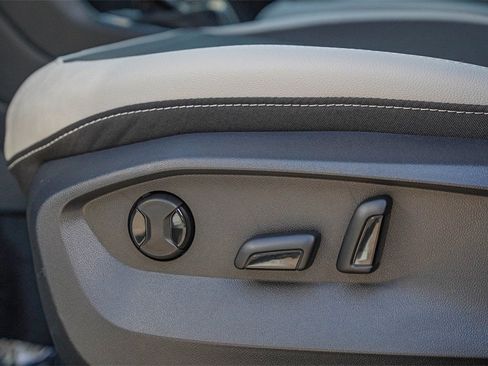 New 2026 Volkswagen Taos SE image 17