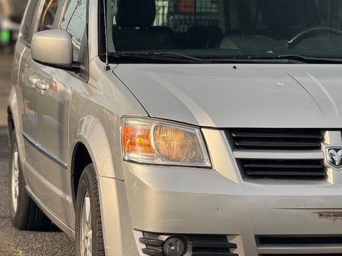 Used 2010 Dodge Grand Caravan SXT FWD image 9