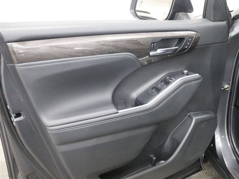 Used 2022 Toyota Highlander Platinum AWD/4WD image 16