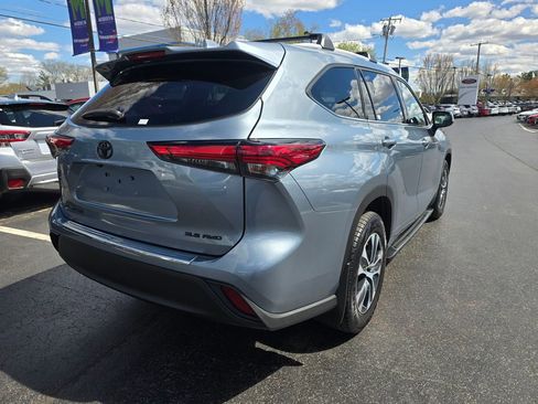 Used 2022 Toyota Highlander XLE AWD/4WD image 7