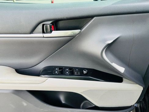 Used 2019 Toyota Camry XLE FWD image 9