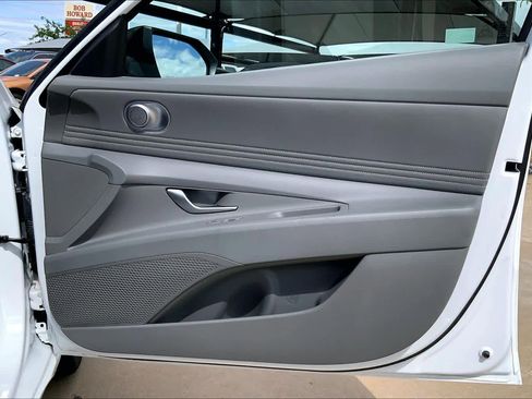 Used 2025 Hyundai Elantra SEL FWD image 21
