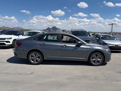 Used 2024 Volkswagen Jetta SE FWD image 3