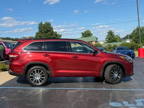 Used 2018 Toyota Highlander SE AWD/4WD image 2
