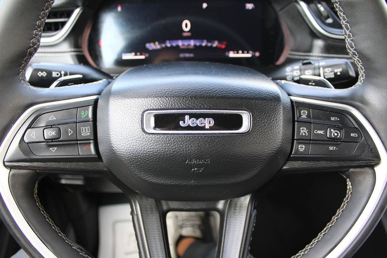 Used 2023 Jeep Grand Cherokee Altitude AWD/4WD image 16