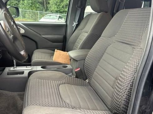Used 2017 Nissan Frontier SV w/ SV Value Truck Package AWD/4WD image 9
