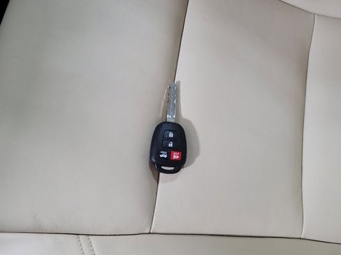 Used 2016 Toyota Camry XLE image 32