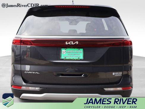 Used 2023 Kia Carnival LX FWD image 4