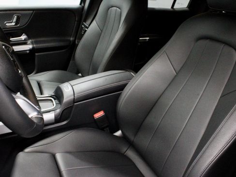 Used 2025 Mercedes-Benz GLB 250 GLB 250 image 24