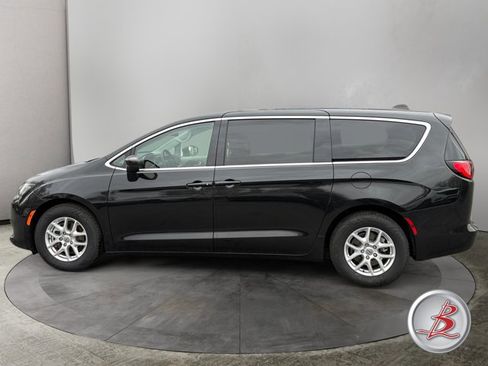 Used 2022 Chrysler Voyager LX image 4