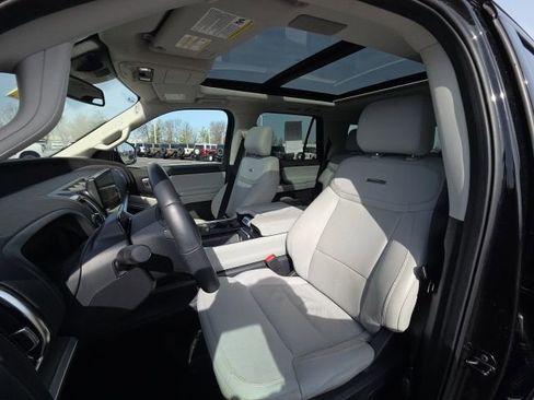 Used 2025 Ford Expedition Platinum w/ Driver's Package image 29