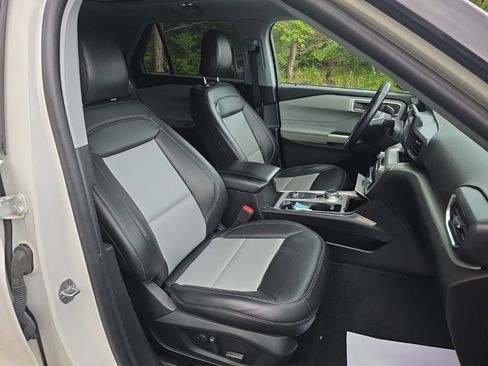 Used 2022 Ford Explorer XLT w/ XLT Sport Appearance Package AWD/4WD image 18