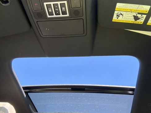 Used 2020 Land Rover Discovery Landmark AWD/4WD image 14