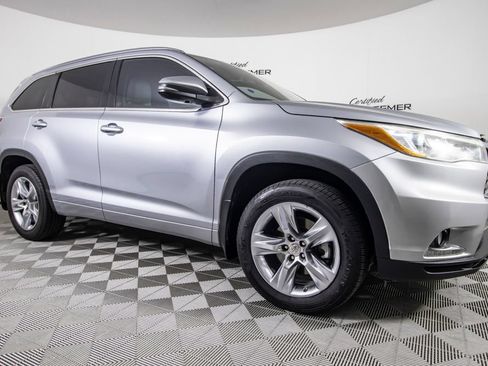 Used 2015 Toyota Highlander Limited w/ Driver Technology Package AWD/4WD image 2