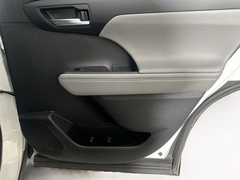 Used 2021 Toyota Highlander XLE FWD image 33