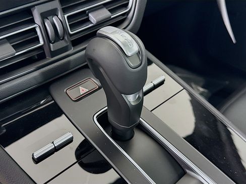 Certified 2025 Porsche Macan image 15