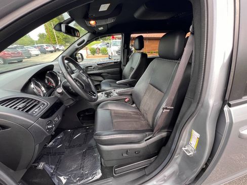 Used 2019 Dodge Grand Caravan SXT w/ Blacktop Package FWD image 11