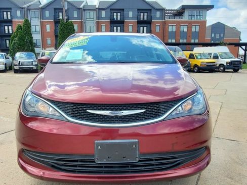 Used 2017 Chrysler Pacifica Touring FWD image 2
