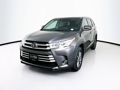 Used 2019 Toyota Highlander XLE image 3