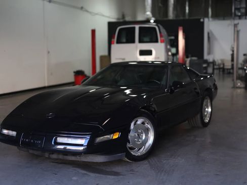 Used 1995 Chevrolet Corvette Coupe image 2