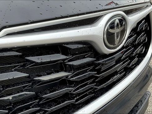 Used 2024 Toyota Highlander LE AWD/4WD image 30