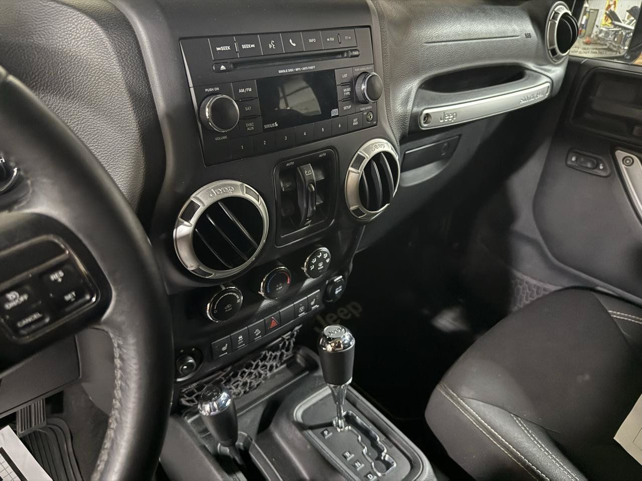 Used 2016 Jeep Wrangler Unlimited Sahara w/ Connectivity Group AWD/4WD image 11