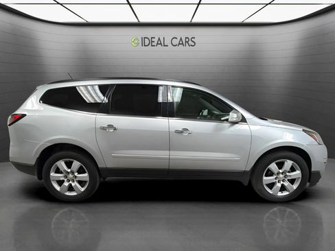 Used 2017 Chevrolet Traverse LT w/ Style and Technology Package FWD image 4