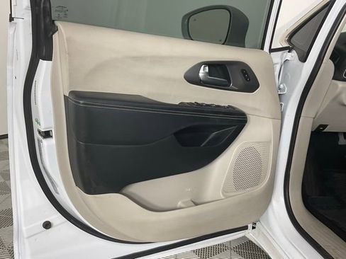 Used 2022 Chrysler Pacifica Touring-L w/ Uconnect Theater Family Group FWD image 11