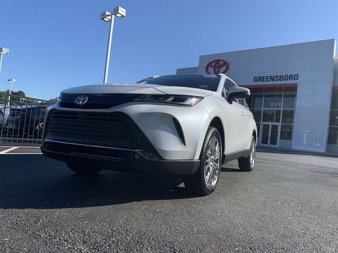 Used 2024 Toyota Venza XLE AWD/4WD image 4