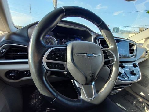 Used 2018 Chrysler Pacifica Touring-L FWD image 18