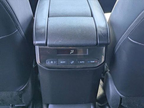 Used 2022 Toyota Highlander XLE AWD/4WD image 19