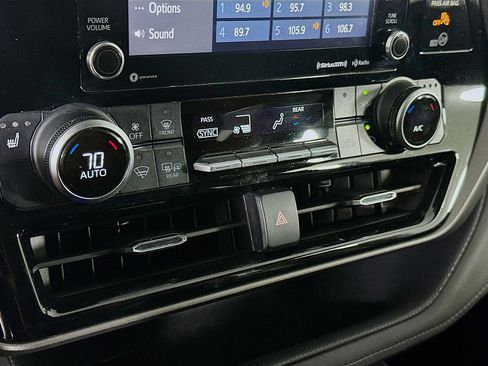 Used 2021 Toyota Highlander XLE FWD image 22
