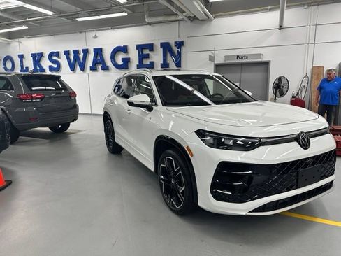 Used 2026 Volkswagen Tiguan SEL R-Line AWD/4WD image 2