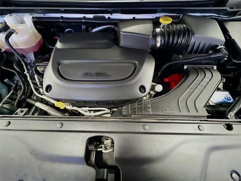 Used 2024 Chrysler Pacifica Touring-L image 30