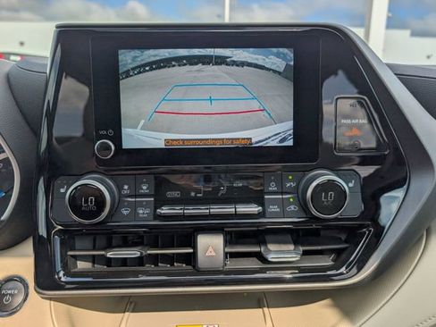 Used 2023 Toyota Highlander XLE AWD/4WD image 16