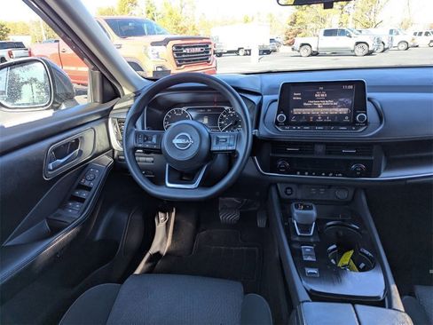Used 2024 Nissan Rogue SV image 11