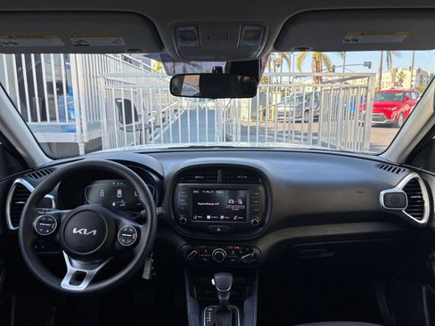 Used 2025 Kia Soul LX w/ LX Technology Package FWD image 31