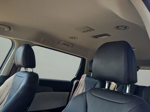 Used 2024 Kia Carnival LX FWD image 15