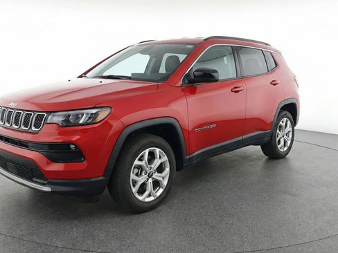 Used 2025 Jeep Compass Latitude AWD/4WD image 3