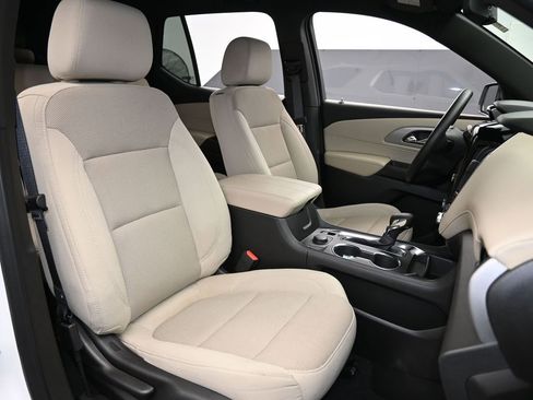 Used 2022 Chevrolet Traverse LS image 39