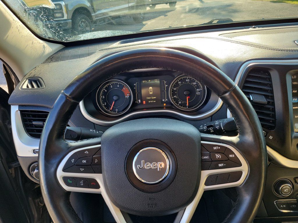 Used 2017 Jeep Cherokee Latitude w/ Comfort/Convenience Group AWD/4WD image 30