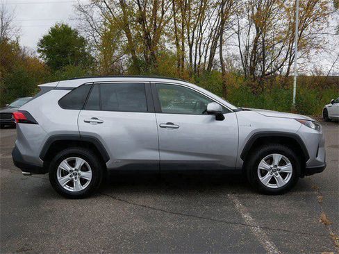 Used 2019 Toyota RAV4 LE image 8