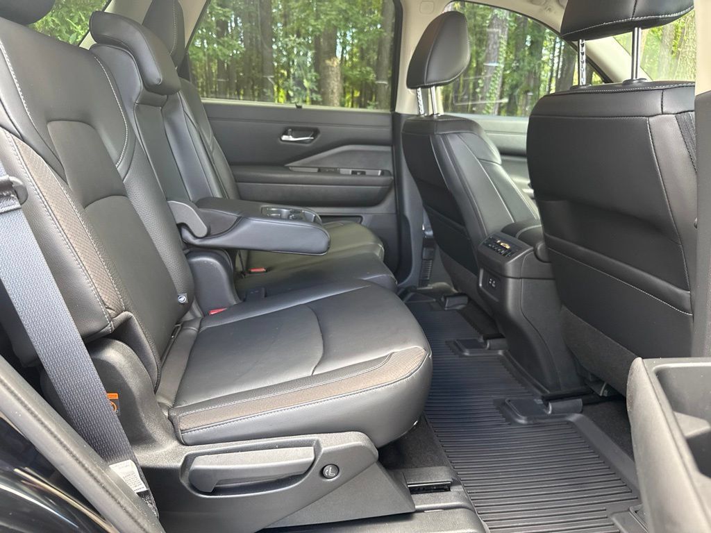 Used 2023 Nissan Pathfinder SL AWD/4WD image 43