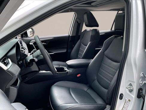 Used 2023 Toyota RAV4 XLE Premium image 18